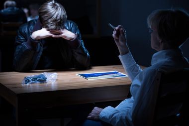 抽着烟的女警照片