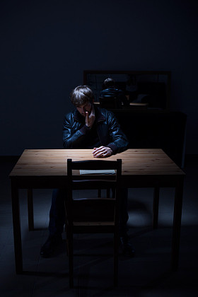 黑暗的空房间图片