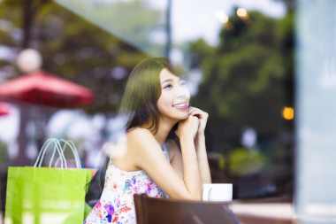 微笑的年轻女子，想在咖啡屋图片