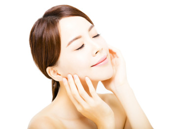 脸蛋洁白的年轻漂亮女子的画像 