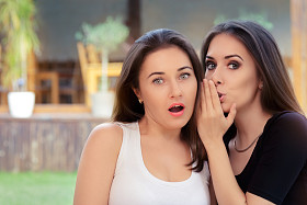 两个最好的朋友女孩低吟一个秘密