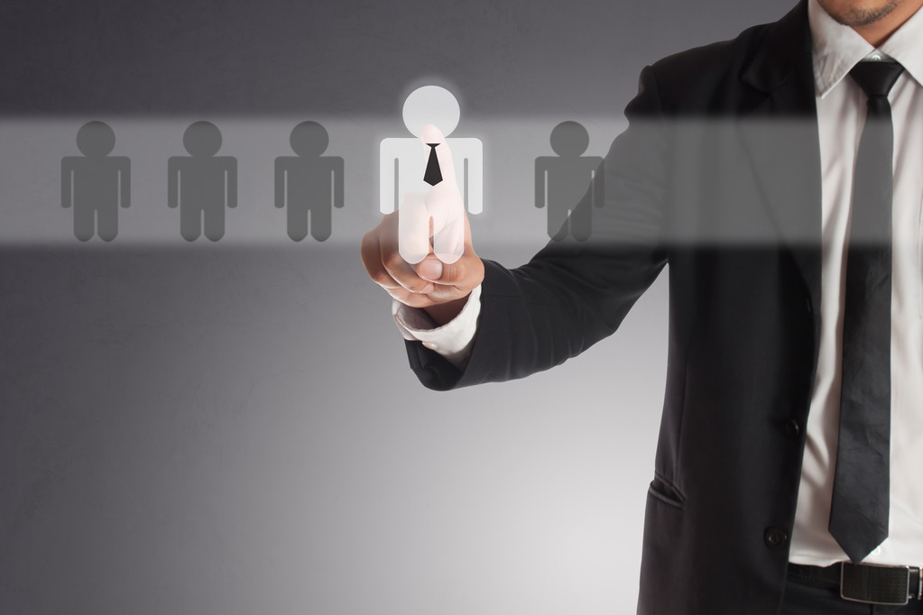 从许多候选人中选择合适的合作伙伴的商人 从许多候选人中选择合适的合作伙伴的商人