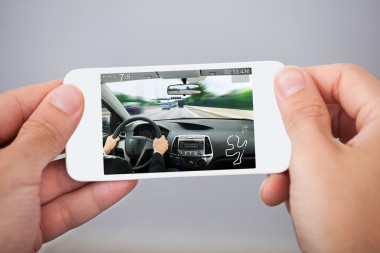 手用手机玩游戏图片