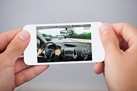 手用手机玩游戏图片