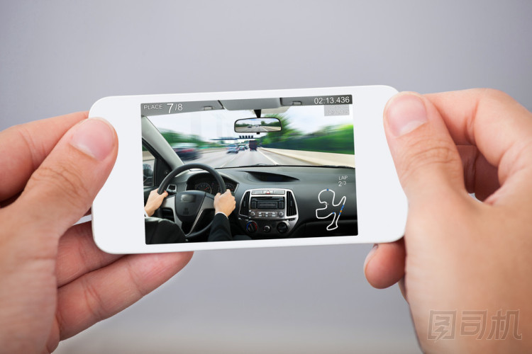 手用手機(jī)玩游戲圖片