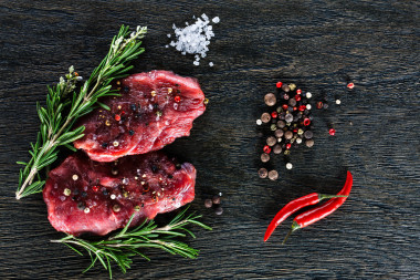 两个伪装的生牛肉牛排图片