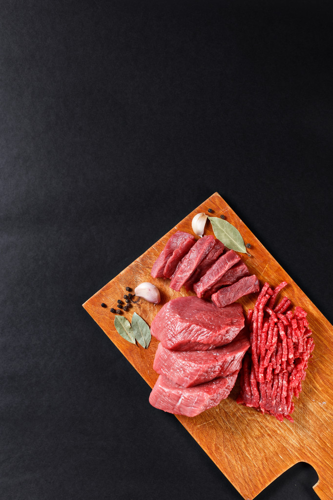 新鲜的肉切肉分类在黑色背景上