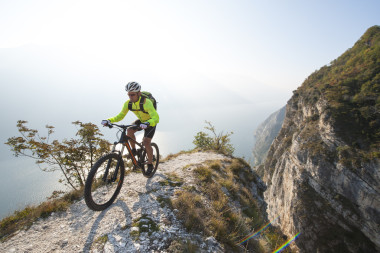 登山探險-加爾達(dá)湖圖片