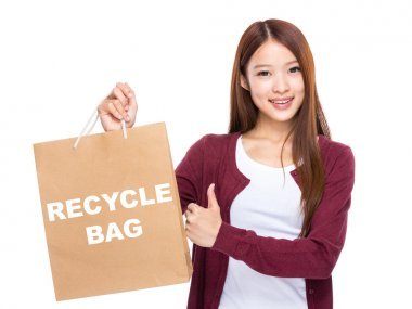 年轻女子举行购物袋