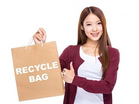 年轻女子举行购物袋