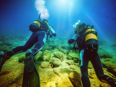 兩名潛水員從相機(jī)游泳