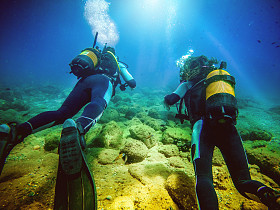 两名潜水员从相机游泳