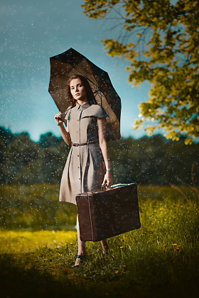 下大雨的年轻女人图片
