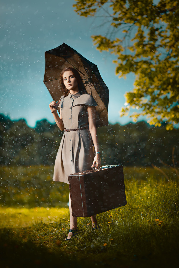 下大雨的年轻女人图片