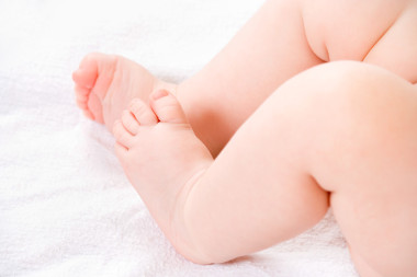 白色的毯子上孩子的腿部特写