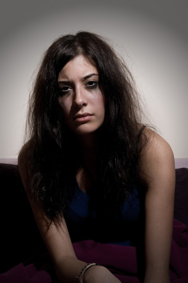 年轻女性的化妆剥落和搞砸了