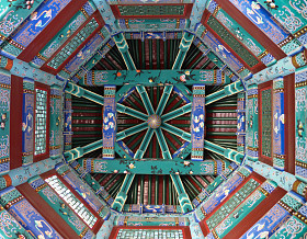 华丽的中国彩绘天花板庙中亚洲