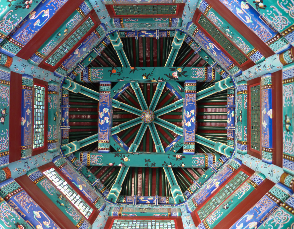 华丽的中国彩绘天花板庙中亚洲