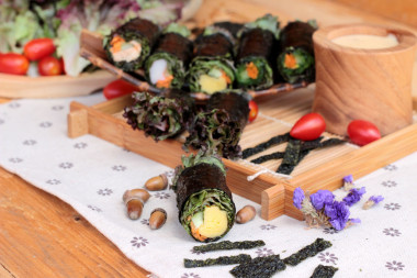 蔬菜沙拉的海草纏繞成春卷.圖片