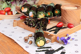 蔬菜沙拉的海草缠绕成春卷.图片