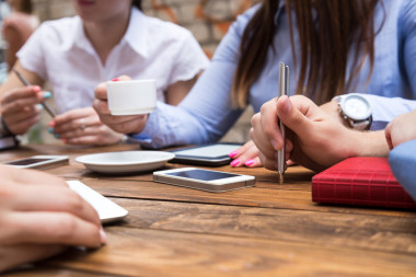 群的年輕人在咖啡桌