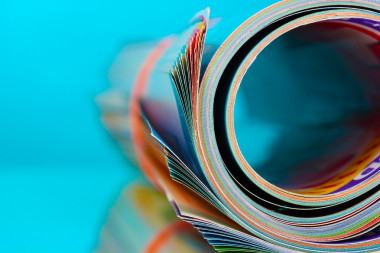 在藍(lán)色背景上卷起雜志