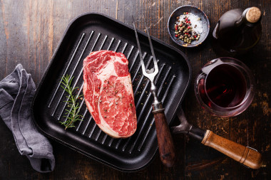 牛排配迷迭香和胡椒在烤盤上