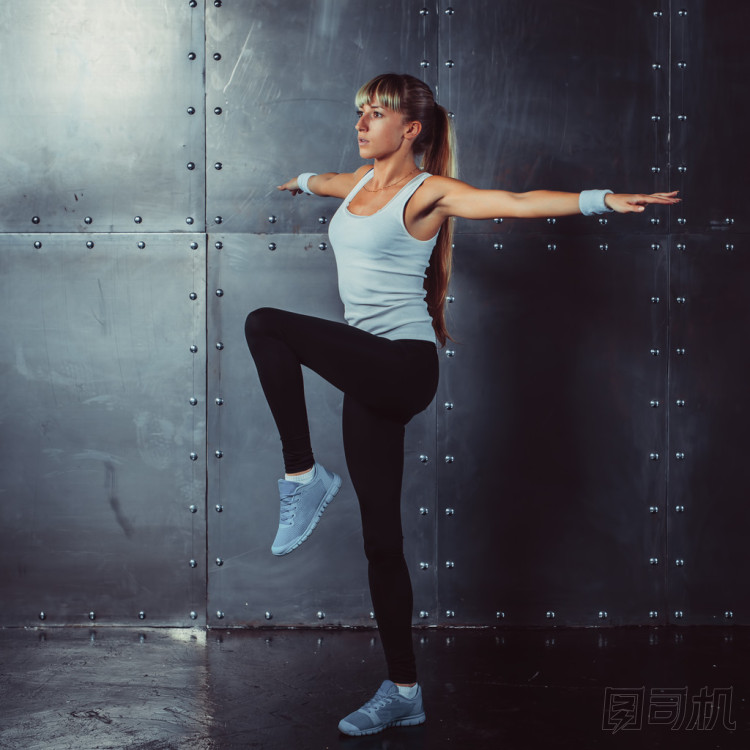 健身運(yùn)動概念女性鍛煉和站在瑜伽姿勢