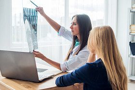 医生和病人看x光或MRI概念保健医疗放射学概念