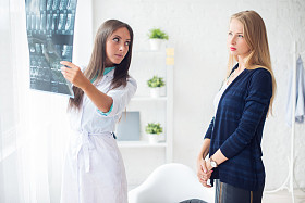 女医生在医院看着 x 射线胶片医疗保健、 伦琴、 人和医学概念