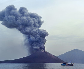 火山爆发。迦勒 krakatau