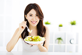 漂亮的亚洲年轻女子吃健康的食物