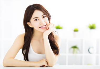 年轻漂亮的亚洲女人，在客厅里