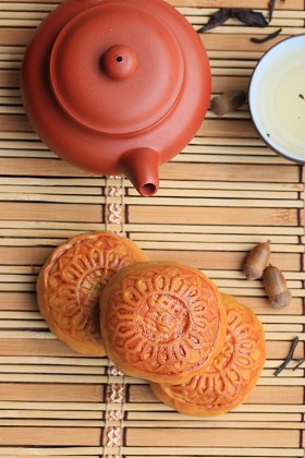 中秋月饼和热茶-中国蛋糕