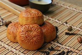 中秋月饼和热茶-中国蛋糕图片