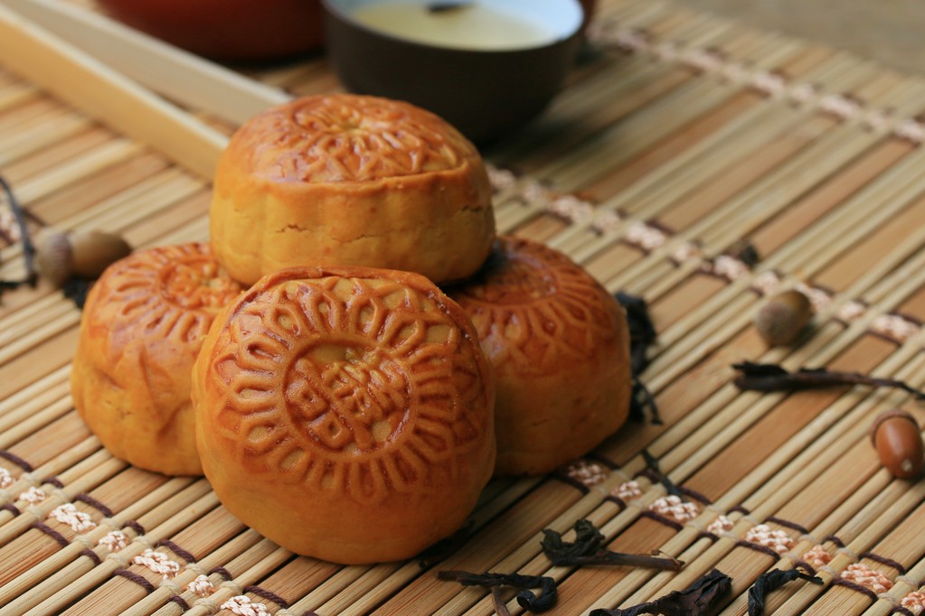 中秋月饼和热茶-中国蛋糕图片