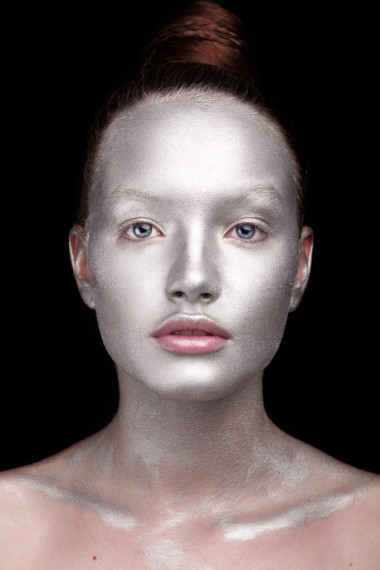 波光粼粼的女孩，在黑暗的背景