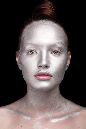 波光粼粼的女孩，在黑暗的背景