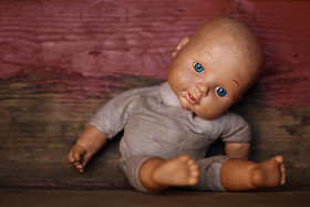 旧布娃娃。概念: 被抛弃的人。关老破了的洋娃娃