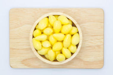 在木碗頂視圖的新鮮銀杏果