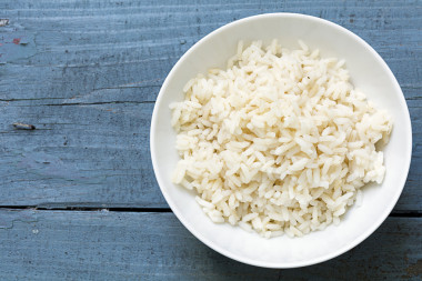 質(zhì)樸的藍(lán)色木白色瓷器碗米飯圖片