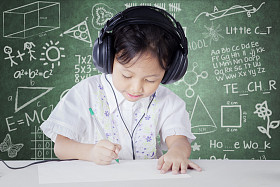 孩子在课堂上戴着耳机学习