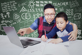 老师引导他的男学生学习
