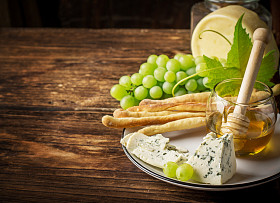 组成与葡萄、 奶酪和蜂蜜