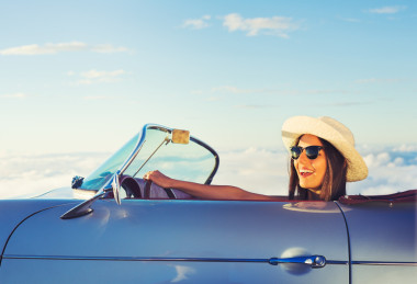 在经典古董跑车的年轻女子图片