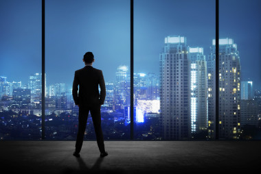 站在他的辦公室看這座城市的人