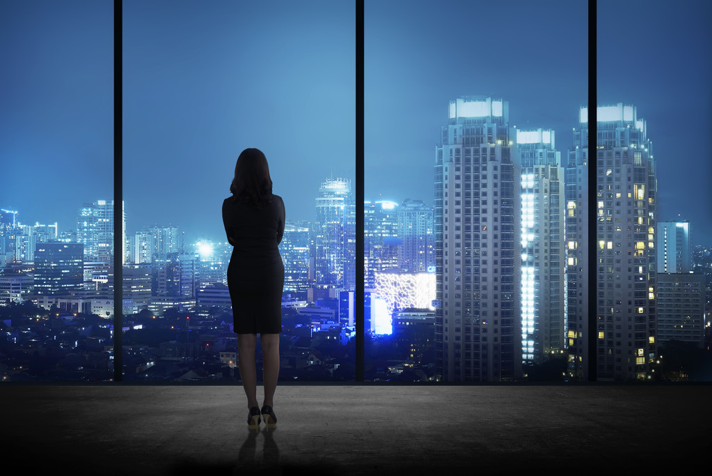 女人站在他的办公室看这座城
