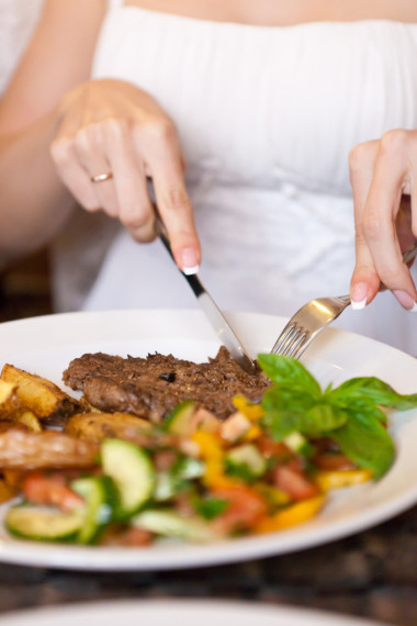 在餐館吃飯的女人