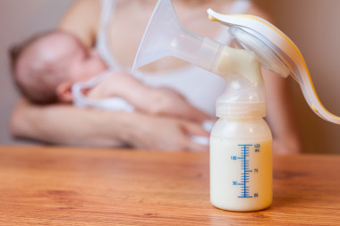 手動(dòng)吸奶器與母乳母親和嬰兒背景