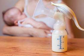 手动吸奶器与母乳母亲和婴儿背景